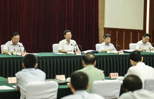 7月5日至8日,中共中央政治局常委、國(guó)務(wù)院副總理張高麗在四川調(diào)研。這是7月7日,張高麗在成都召開(kāi)會(huì)議傳達(dá)中央的精神和總書(shū)記的重要講話,部署蘆山地震災(zāi)后恢復(fù)重建的工作。新華社記者 丁林 攝