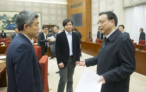 1月17日,國務(wù)院總理李克強在北京中南海主持召開座談會,聽取專家學(xué)者和企業(yè)界人士對《政府工作報告(征求意見稿)》的意見和建議。新華社記者 黃敬文 攝