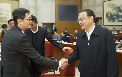 1月17日,國務(wù)院總理李克強在北京中南海主持召開座談會,聽取專家學(xué)者和企業(yè)界人士對《政府工作報告(征求意見稿)》的意見和建議。新華社記者 黃敬文 攝