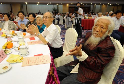 9月10日,國務(wù)院參事、中央文史研究館館員2008年中秋聚會在北京舉行。國務(wù)委員兼國務(wù)院秘書長馬凱出席聚會,與80多位參事、館員歡聚一堂,喜迎中秋佳節(jié)。 新華社記者劉建生攝