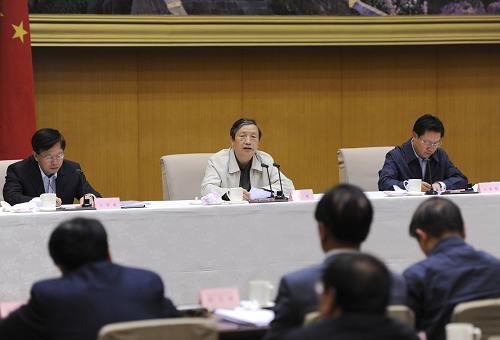 10月11日,全國鄉(xiāng)鎮(zhèn)機構改革工作電視電話會議在京召開,國務委員兼國務院秘書長馬凱出席會議并講話。 新華社記者李學仁攝