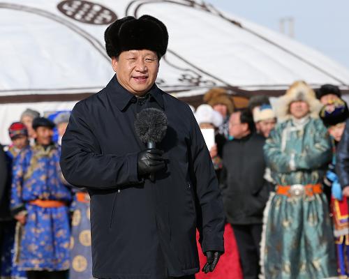 農(nóng)歷馬年來臨前夕,中共中央總書記、國家主席、中央軍委主席習(xí)近平冒著嚴(yán)寒來到內(nèi)蒙古錫林郭勒草原看望慰問各族各界群眾。在冬季那達(dá)慕活動現(xiàn)場,習(xí)近平在為當(dāng)?shù)啬撩衿砀r,向全國各族人民、港澳臺同胞、全球華人華僑拜年,致以新春祝福。 新華社記者 龐興雷 攝
