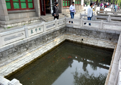 4月12日，位于濟(jì)南市區(qū)的“七十二名泉”之一的臥牛泉已經(jīng)停噴，
